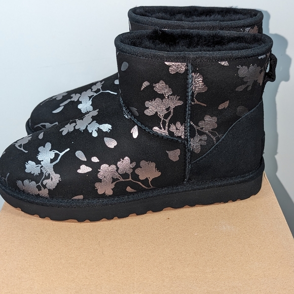 UGG CLASSIC MINI FLORAL FOIL BOOTS-Color BLACK SIZE 7.0 - Picture 7 of 8